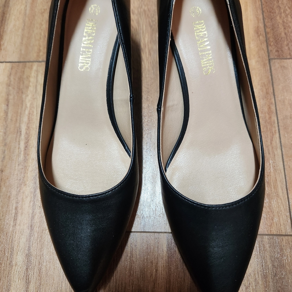 Black new Dream Pairs shoes size 7.5. Only tried them on once.
